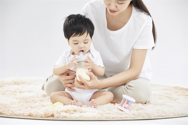 攝圖網_501651345_媽媽輔助孩子喝奶（企業(yè)商用）.jpg