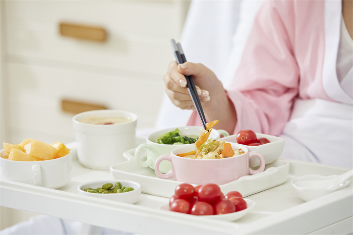 攝圖網(wǎng)_501694289_月子中心產(chǎn)婦吃月子餐（企業(yè)商用）.jpg